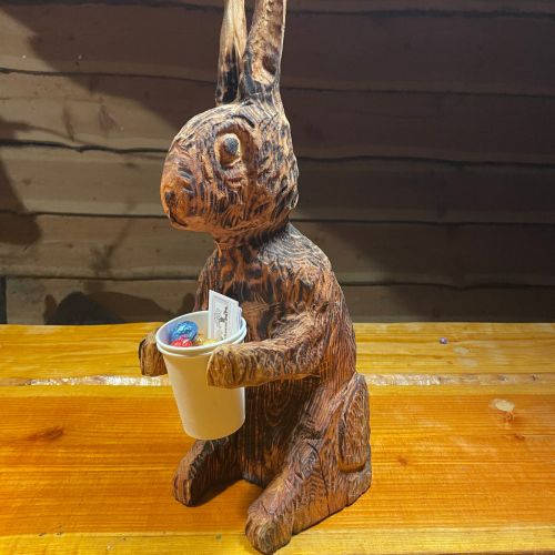 Houtsculptuur Paashaas