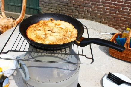 Pannenkoeken bakken op melkbus